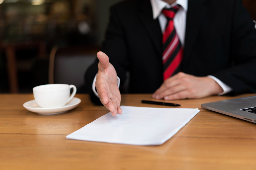 businessman-presenting-his-deal-at-the-office.jpg юр адрес
