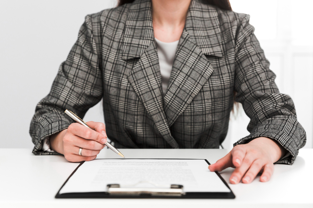 business-woman-working-in-a-office-desktop.jpg женщина в пиджаке