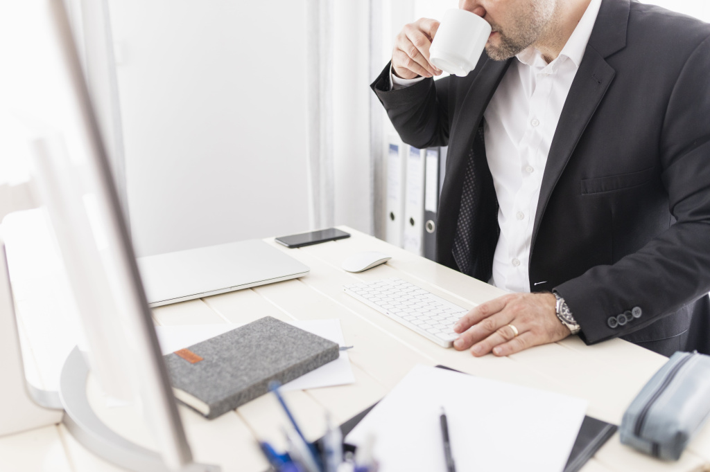 man-drinking-coffee-his-job-min.jpg ликвидация компании