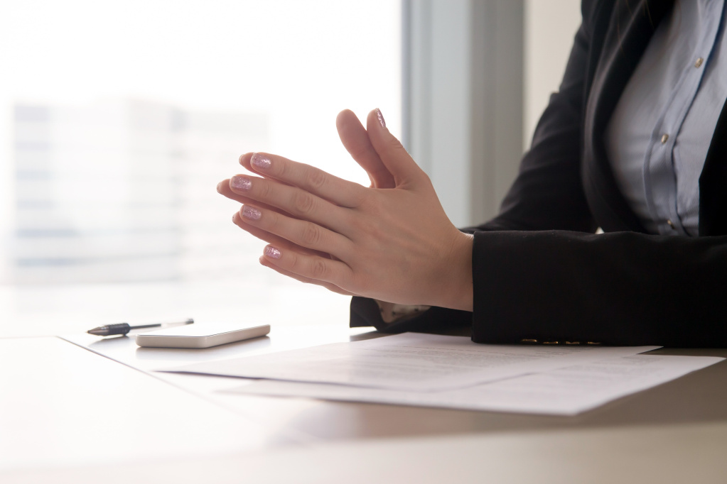 close-up-female-hands-put-together-concentration-nerves-min.jpg договор