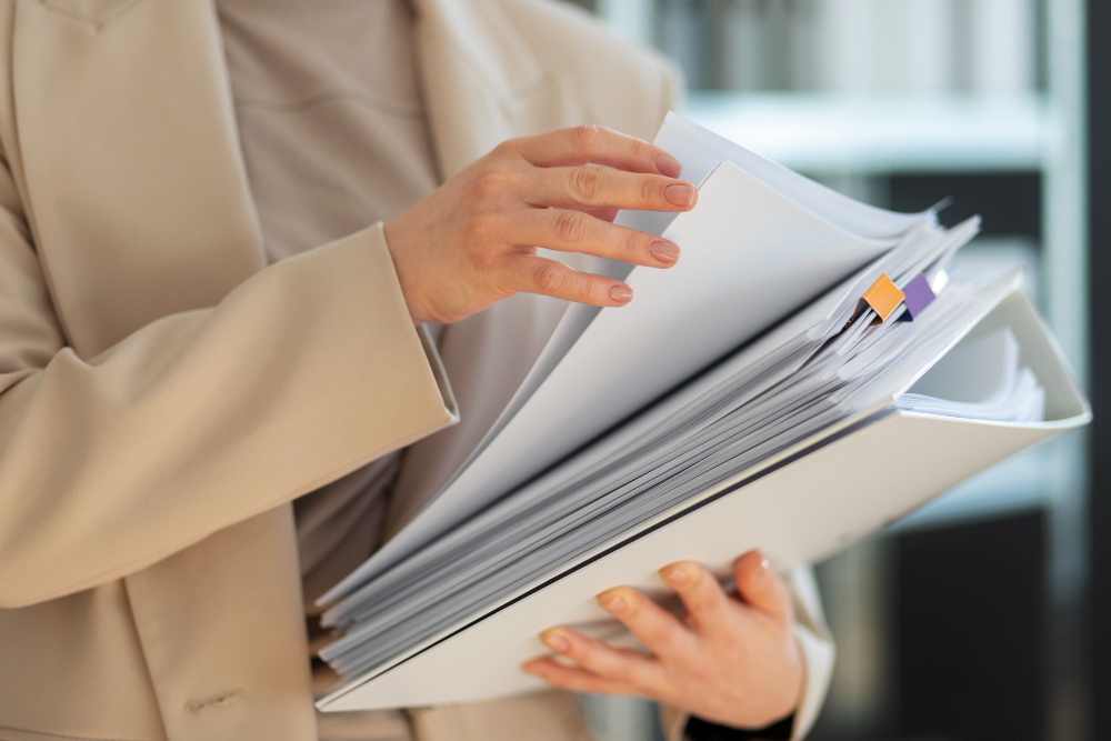 young-adult-organizing-documents.jpg женщина с документами