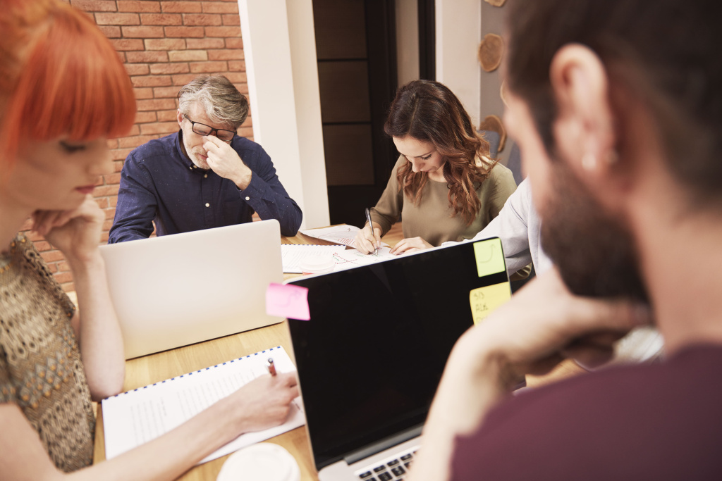 group-creative-people-analyzing-result-work-min.jpg некоммерческая организация